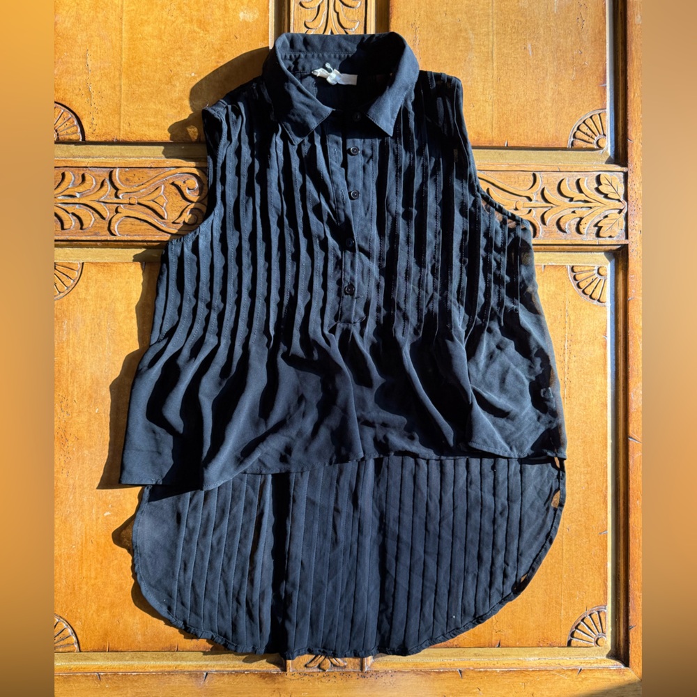 Stylish Black Sleeveless Button Down Shirt